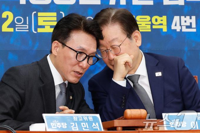 이재명 더불어민주당 대표(오른쪽)와 김민석 최고위원이 28일 오전 서울 여의도 국회에서 열린 최고위원회의에서 대화하고 있다. 2024.10.28/뉴스1 ⓒ News1 안은나 기자