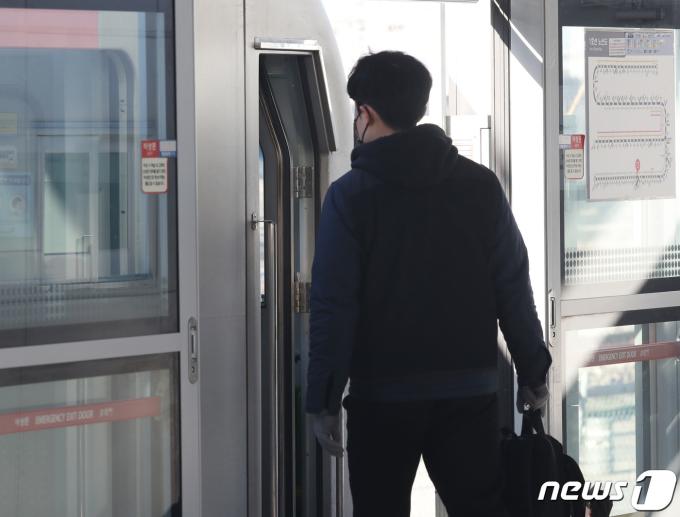 전동차에 기관사가 탑승하는 모습. ⓒ News1 김영운 기자