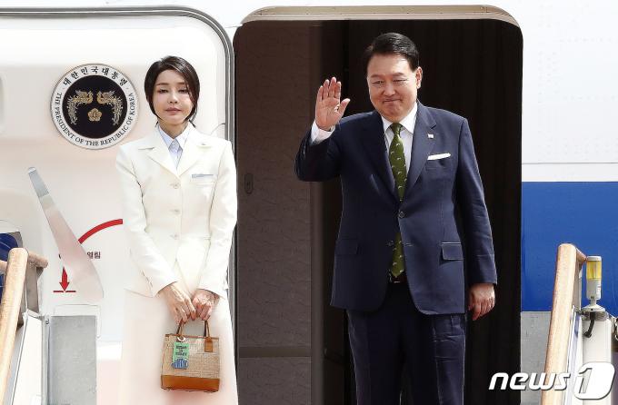 윤석열 대통령과 김건희 여사가 인도네시아에서 열리는 아세안(ASEAN·동남아시아국가연합) 관련 정상회의와 인도에서 개최되는 주요 20개국(G20) 정상회의에 참석하기 위해 5일 경기도 성남시 서울공항을 통해 출국하고 있다. 2023.9.5/뉴스1 ⓒ News1 박세연 기자