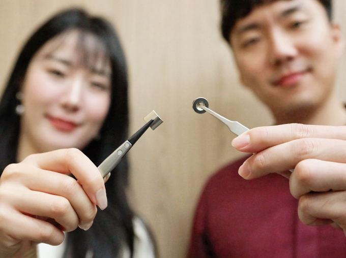 LG이노텍 직원들이 중희토류가 전혀 사용되지 않은 ‘고성능 친환경 마그넷’을 선보이고 있다. / 사진=LG이노텍