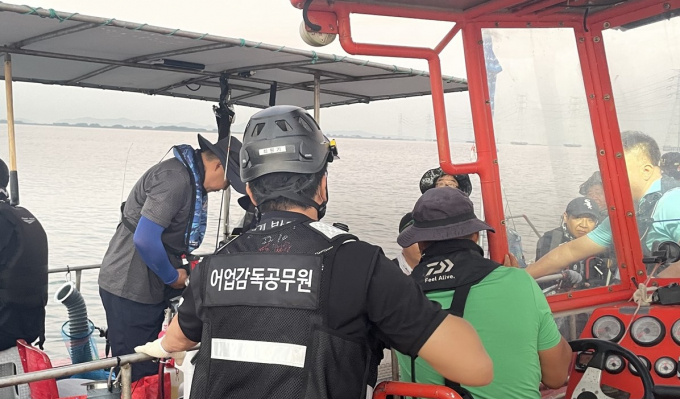 가을철 성육기 경기도 불법어업 합동단속반이 해수면 불법어업을 단속하는 모습. 사진제공=경기도