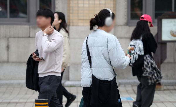 목요일인 오는 31일 전국이 대체로 맑고 낮과 밤 기온차가 10도 이상으로 클 전망이다. 사진은 지난 7일 서울 광화문광장 인근 외투를 입은 시민의 모습. /사진=뉴스1