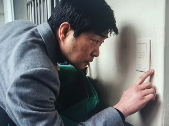 빈집인지 확인하려고 전세 사기 당한 세입자 주택을 무단침입한 70대 임대인이 검찰에 송치됐다. 사진은 초인종 밑 표식을 확인하는 영화 속 주인공의 모습. 본 기사와는 무관함./사진=영화 '숨바꼭질' 캡쳐