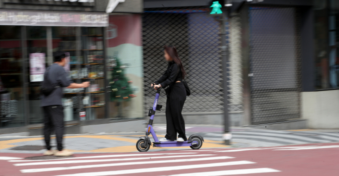 만취 상태에서 전동 킥보드를 몰다 마주 오던 자전거를 들이받은 30대 공무원이 2심에서도 벌금형을 선고 받았다. 사진은 내용과 관련 없음. /사진=뉴스1