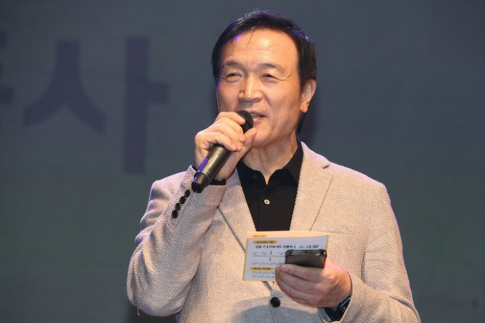 임태희 경기교육감이 30일 경기아트센터 소극장에서 진행된 ‘특수학교 문화예술 축제’ 개최를 축하하고 있다. / 사진제공=경기교육청 