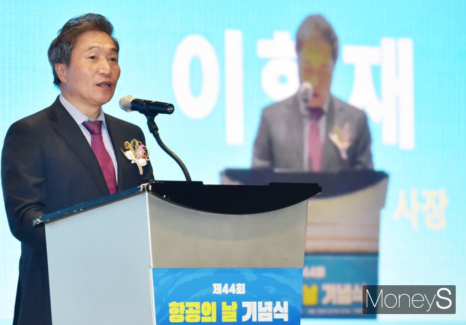 [머니S포토] 제44회 항공의날, 축사 전하는 이학재 인천공항 사장