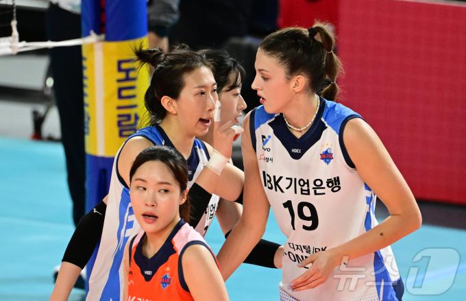 IBK기업은행의 빅토리아 댄착(오른쪽)과 천신통. (KOVO 제공)