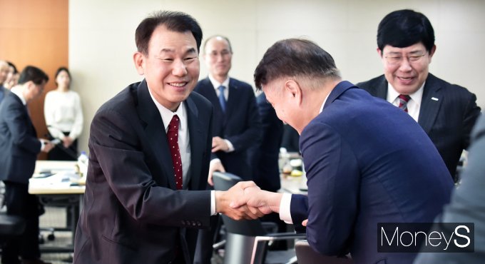 [머니S포토] '기업 밸류업 공동펀드' 조성 협약식, 인사 나누는 정은보 이사장