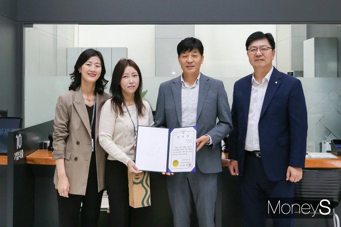 광주은행 A 영업점 직원들이 보이스피싱 인출책 검거 공로로 경찰서로부터 감사장을 받고 있다/사진=광주은행 제공.