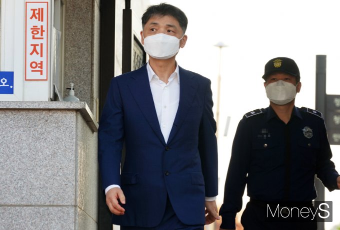 [머니S포토] 법원, 보석 허가로 풀려난 카카오 창업주 '김범수'