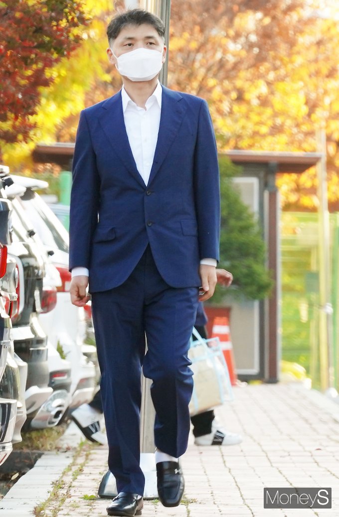 [머니S포토] 터벅터벅, 보석으로 풀려난 카카오 김범수 위원장