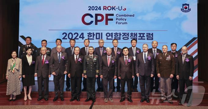 31일 서울 중구 신라호텔에서 열린 '2024 한미 연합정책포럼'에서 강신철 한미연합군사령부 부사령관, 국회 국방위원회 소속 한기호, 안규백 의원을 비롯한 참석자들이 기념촬영을 하고 있다. 2024.10.31/뉴스1 ⓒ News1 김도우 기자