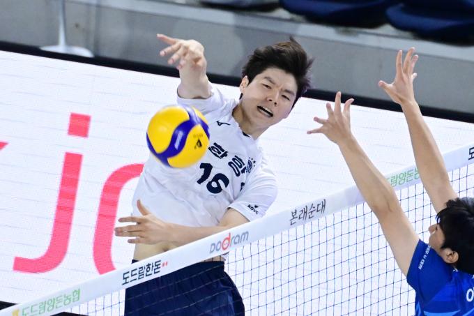 남자 프로배구 대한항공이 31일 인천계양체육관에서 열린 삼성화재와의 경기에서 승리했다. 스파이크를 날리고 있는 정한용. (한국배구연맹 제공)