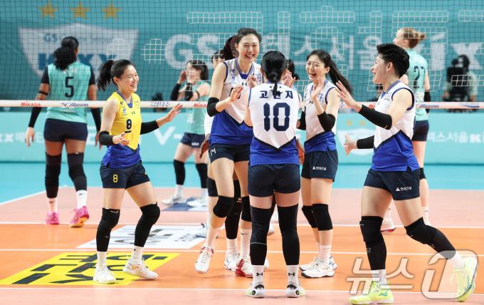 현대건설 선수들이 27일 서울 중구 장충체육관에서 열린 도드람 2024-2025 V리그 여자부 GS칼텍스와 현대건설의 경기에서 세트스코어 3-0(25-18 25-15 25-18)으로 승리한 후 환호하고 있다. 2024.10.27/뉴스1 ⓒ News1 김성진 기자