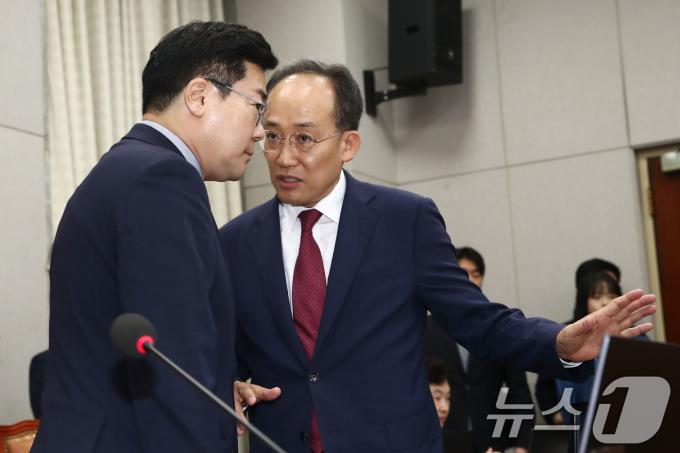 국회 운영위원장인 박찬대 더불어민주당 원내대표(왼쪽)와 추경호 국민의힘 원내대표가 16일 오전 서울 여의도 국회에서 열린 운영위원회 전체회의애서 대화하고 있다. 2024.10.16/뉴스1 ⓒ News1 이광호 기자
