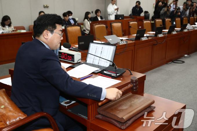 국회 운영위원장인 박찬대 더불어민주당 원내대표가 16일 오전 서울 여의도 국회에서 열린 운영위원회 전체회의애서 김건희 여사와 명태균 씨 등을 포함한 국정감사 증인 등 출석요구의 건을 의결하고 있다. 2024.10.16/뉴스1 ⓒ News1 이광호 기자