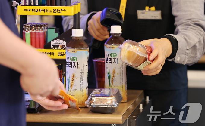 서울 시내 한 편의점에서 직원이 물건을 계산하고 있다. (사진은 기사 내용과 무관함) 2024.9.30/뉴스1 ⓒ News1 김진환 기자