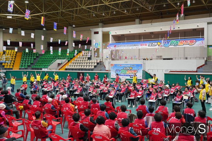 LG화학 여수공장의 '도전! 청춘 환경 골든벨' 행사에 참여한 어르신들이 친환경퀴즈 대결을 펼치고 있다/사진=LG화학 여수공장 제공.