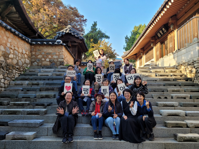 광명 공정여행 팸투어 참가자들이 사진촬영을 하고 있다. /사진제공=광명시