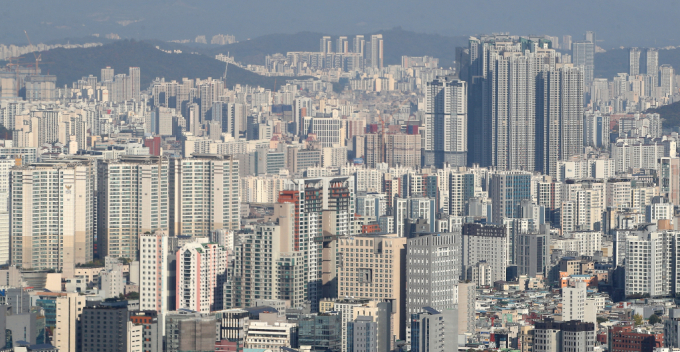 서울 집값 양극화가 10년 동안 심화한 것으로 조사된 가운데 동남권과 동북권의 집값 격차가 더 벌어지면서 자산 격차도 더욱 심화할 전망이다. 사진은 서울 남산에서 바라본 아파트 단지 모습. /사진=뉴스1