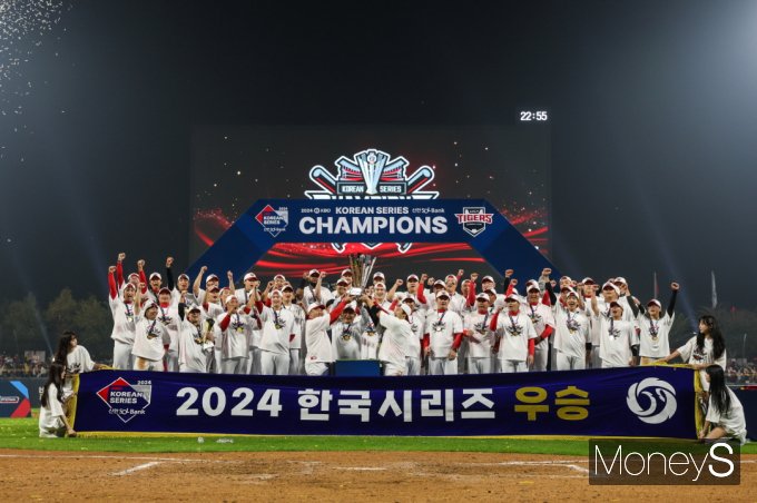KIA타이거즈 선수단이 광주기아쳄피언스필드에서 한국시리즈 우승을 자축하고 있다/사진=KIA타이거즈 제공.