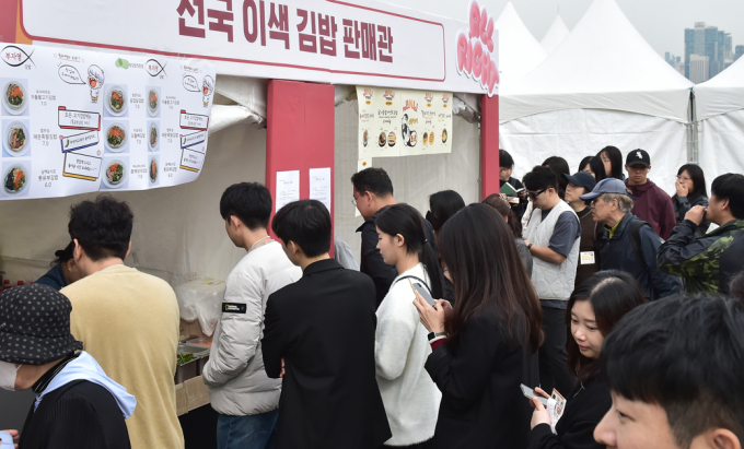 [머니S픽] 한강에서 개최된 '2024 전남세계 김밥페스티벌' 인산인해