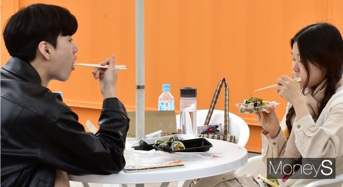 [머니S포토] 전남 세계 김밥페스티벌, 함께 먹어 더욱 맛있는 김밥