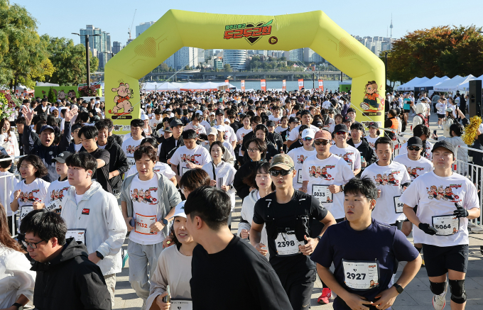 오는 3일 마라톤 행사로 서울 주요 도로가 통제된다. 사진은 지난달 20일 서울 영등포구 여의도 한강공원 이벤트광장에서 열린 '2024 멈추지 말고 두근두근런'에 참석한 시민들의 모습. 해당 기사와 상관없음. /사진=뉴스1