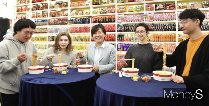 [머니S픽] 세계로 뻗어나가는 'K-라면' 수출 10억불, 달성