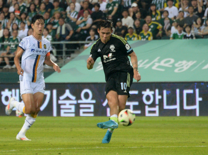 스플릿B에서 경쟁 중인 인천 유나이티드와 전북 현대모터스가 오는 2일 전주월드컵 경기장에서 맞대결을 펼친다. 사진은 올시즌 전북 현대모터스에서 뛰고 있는 송민규(왼쪽)의 모습. /사진=뉴시스