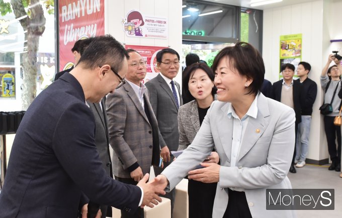 [머니S포토] 농식품부 송미령, 라면 수출 현황 점검·업계 노고 치하