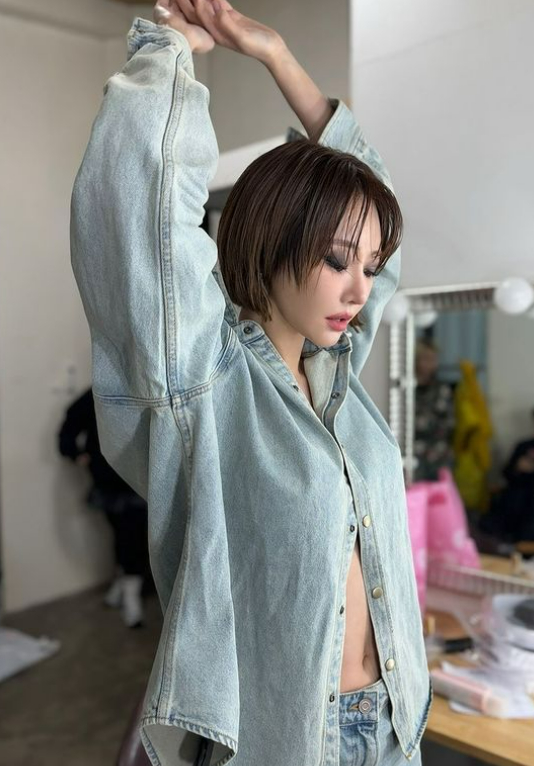 고준희가 살짝 풀린 단추 사이로 복근을 과시하고 있다. /사진=고준희 인스타그램 캡쳐