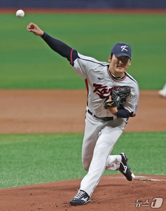1일 오후 서울 구로구 고척스카이돔에서 열린 '2024 K-BASEBALL SERIES' 대한민국 야구 대표팀과 쿠바 대표팀의 평가전 1회초 선발투수 곽빈이 역투하고 있다. 2024.11.1/뉴스1 ⓒ News1 장수영 기자