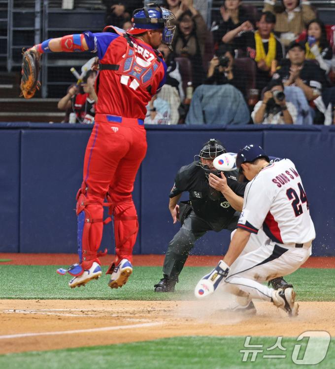 1일 오후 서울 구로구 고척스카이돔에서 열린 '2024 K-BASEBALL SERIES' 대한민국 야구 대표팀과 쿠바 대표팀의 평가전, 2회말 대한민국 공격 2사 2루 상황에서 2루주자 송성문이 이주형의 안타로 득점하고 있다. 2024.11.1/뉴스1 ⓒ News1 장수영 기자