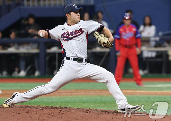 1일 오후 서울 구로구 고척스카이돔에서 열린 '2024 K-BASEBALL SERIES' 대한민국 야구 대표팀과 쿠바 대표팀의 평가전, 3회초 대한민국 김택연이 마운드에 올라 역투하고 있다. 2024.11.1/뉴스1 ⓒ News1 장수영 기자