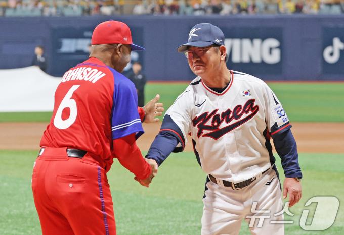 1일 오후 서울 구로구 고척스카이돔에서 열린 '2024 K-BASEBALL SERIES' 대한민국 야구 대표팀과 쿠바 대표팀의 평가전, 류중일 감독과 쿠바 야구 대표팀 아르만도 욘슨 감독이 악수를 하고 있다. 2024.11.1/뉴스1 ⓒ News1 장수영 기자