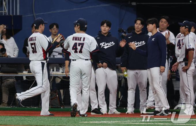 1일 오후 서울 구로구 고척스카이돔에서 열린 '2024 K-BASEBALL SERIES' 대한민국 야구 대표팀과 쿠바 대표팀의 평가전 1회초 선발투수 곽빈이 삼자범퇴로 이닝을 마친 뒤 더그아웃에 들어가고 있다. 2024.11.1/뉴스1 ⓒ News1 장수영 기자