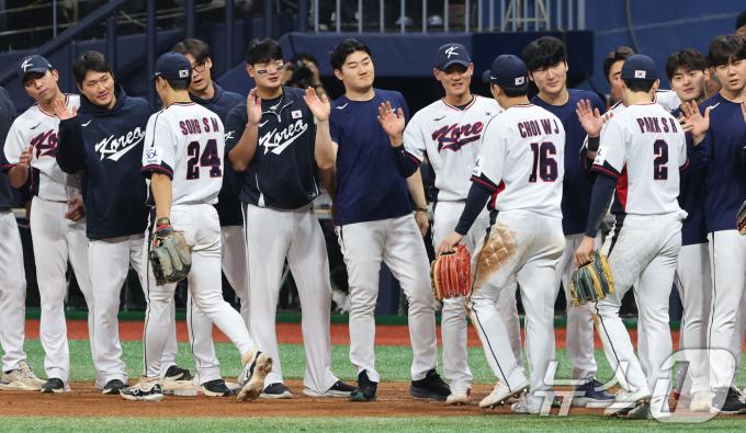 1일 오후 서울 구로구 고척스카이돔에서 열린 '2024 K-BASEBALL SERIES' 대한민국 야구 대표팀과 쿠바 대표팀의 평가전에서 2대 0으로 승리한 대표팀 선수들이 하이파이브 하고 있다. 2024.11.1/뉴스1 ⓒ News1 장수영 기자