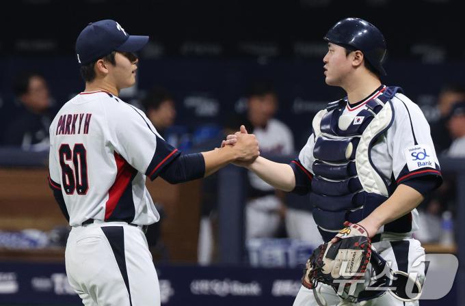 1일 오후 서울 구로구 고척스카이돔에서 열린 '2024 K-BASEBALL SERIES' 대한민국 야구 대표팀과 쿠바 대표팀의 평가전 대한민국의 마무리 투수 박영현과 포수 김형준이 2대 0으로 승리한 뒤 기쁨을 나누고 있다. 2024.11.1/뉴스1 ⓒ News1 장수영 기자