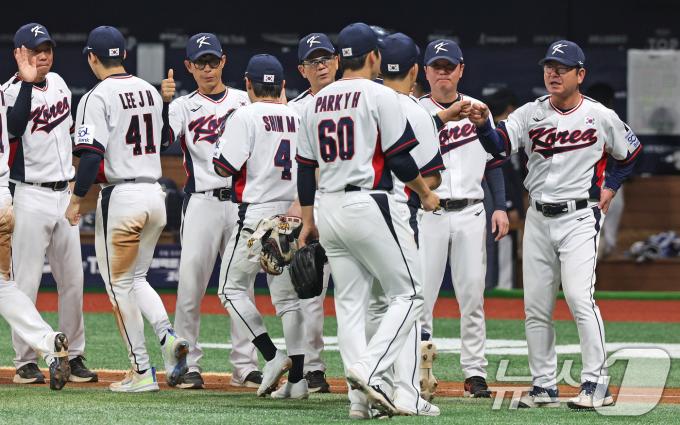 1일 오후 서울 구로구 고척스카이돔에서 열린 '2024 K-BASEBALL SERIES' 대한민국 야구 대표팀과 쿠바 대표팀의 평가전에서 2대 0으로 승리한 대표팀 선수들이 류중일 감독 등 코칭스태프와 주먹을 맞대고 있다. 2024.11.1/뉴스1 ⓒ News1 장수영 기자