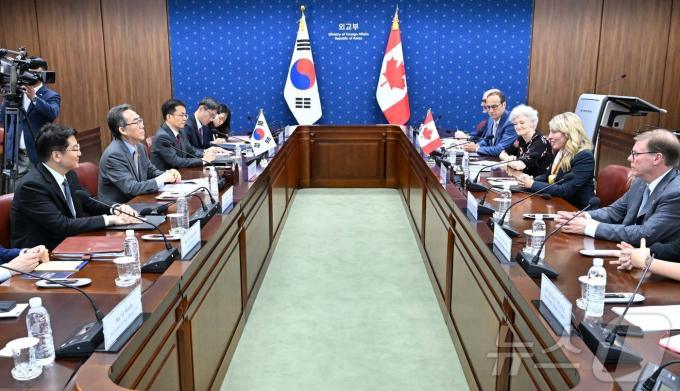 조태열 외교부 장관이 지난 7월 18일 서울에서 멜라니 졸리(M&eacute;lanie Joly) 캐나다 외교장관과 외교장관회담을 갖고, 양국 관계, 역내 및 글로벌 정세 등에 대해 의견을 교환하고 있다. (외교부 제공) 2024.7.18/뉴스1