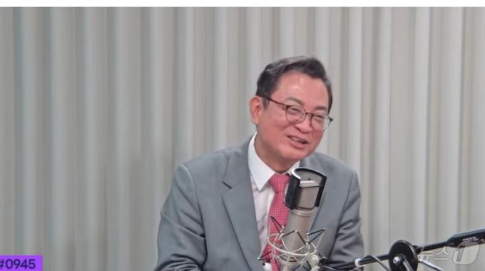 최진녕 변호사가 1일 밤 YTN라디오  '신율의 정면승부'에서 명태균 씨로부터 변호 요청을 받았지만 거절했다는 사실을 밝히고 있다. (유튜브 갈무리) ⓒ 뉴스1
