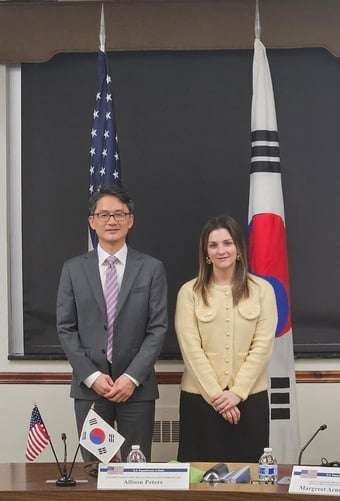 이철 외교부 국제기구·원자력국장과 미측 앨리슨 피터스 국무부 민주주의·인권·노동국 부차관보.(외교부 제공)