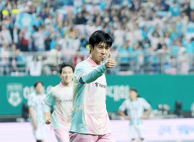 임영웅이 스타랭킹 투표에서 121주 연속 1위를 차지했다. 사진은 임영웅이 최근 대전월드컵경기장에서 열린 하나은행 자선축구대회 팀 히어로와 팀 기성용의 경기에 나섰던 모습. /사진=뉴스1