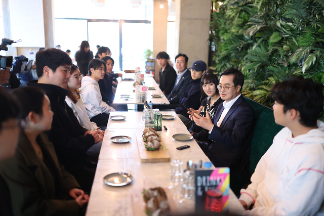 김동연(오른쪽 두번째) 경기지사가 지난달 30일(현지시각) 네덜란드 노르트브라반트주에 위치한 아인트호벤공과대학에서 한인 유학생들과 간담회를 열고 소통했다. /사진=경기도 