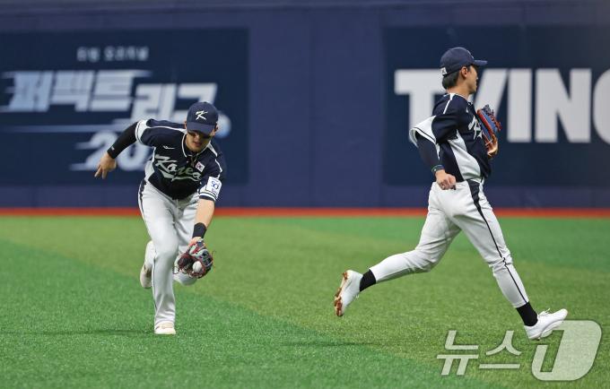 2일 오후 서울 구로구 고척스카이돔에서 열린 '2024 K-BASEBALL SERIES' 대한민국 야구 대표팀과 쿠바 대표팀의 평가전 2차전, 2회말 대한민국 우익수 윤동희가 로베르토 발도퀸의 안타 타구를 잡고 있다. 2024.11.2/뉴스1 ⓒ News1 장수영 기자
