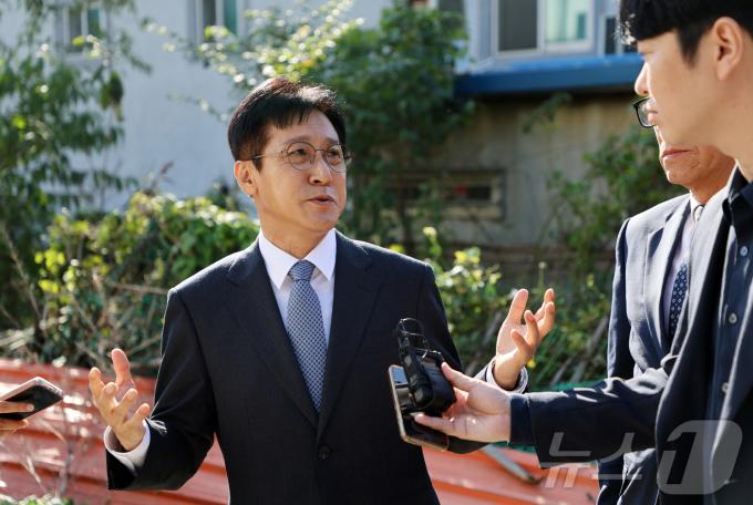 신영대 더불어민주당 의원(전북 군산·김제·부안갑)이 공직선거법 위반 혐의로 기소된 전주지법 군산지원에 출석하고 있다. 2024.10.24/뉴스1 ⓒ News1 강교현 기자