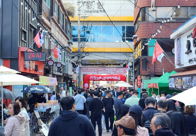 수많은 방문객이 몰린 의정부 부대찌개 거리 전경. /사진=김동영 기자