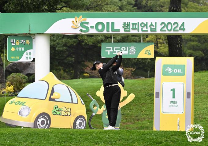 임희정이 2일 제주 엘리시안제주CC에서 열린 'S-OIL 챔피언십 2024' 2라운드에서 1번홀 티샷을 하고 있다. (KLPGT 제공) 2024.11.2/뉴스1