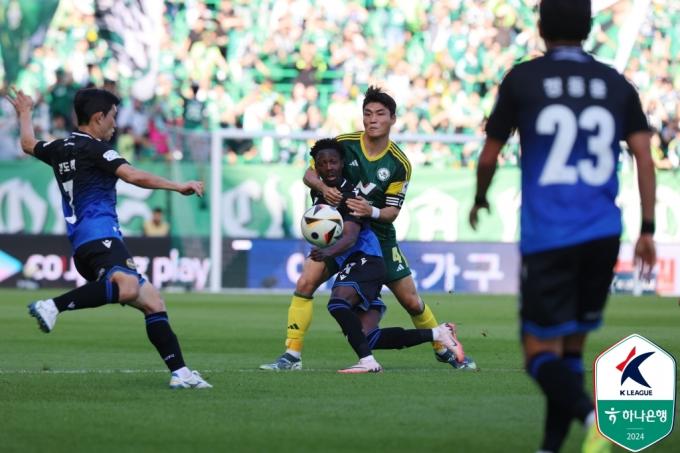 전북과 인천의 경기 모습(한국프로축구연맹 제공)